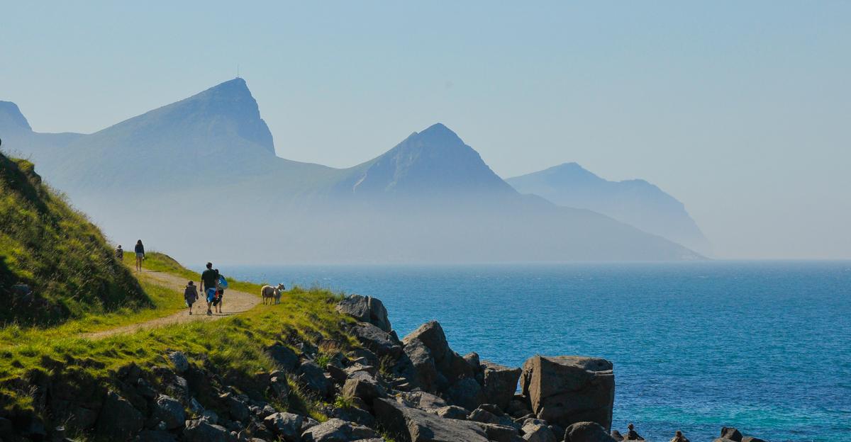 Coastal road towards Uttakleiv